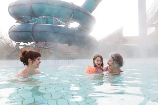 Oma , moeder en kind in het buitenbad
