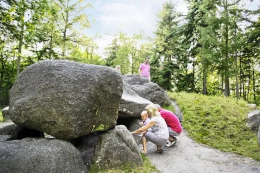 Gezin bij hunebed