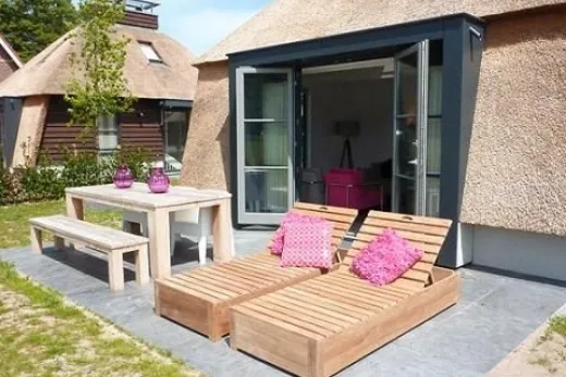 Het terras bij 1 van de luxe vakantiehuisjes