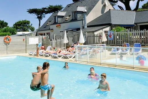 Kinderen beleven een hoop waterpret in het zwembad
