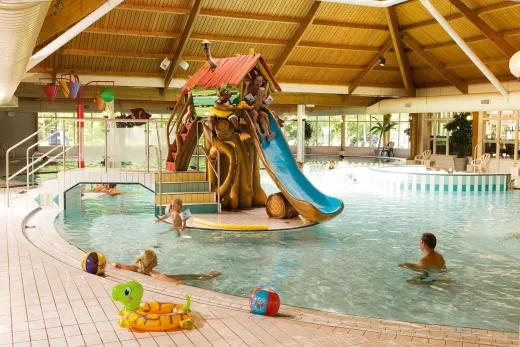 Kinderglijbaan in het zwembad
