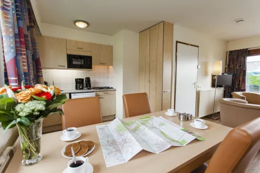 Keuken en woonkamer in 1 van de bungalows