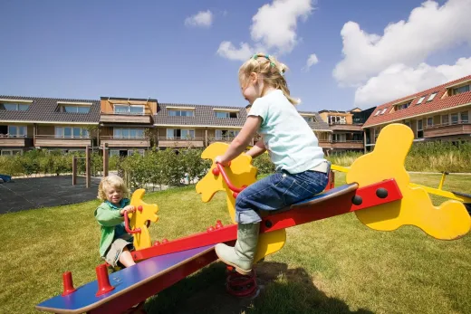 Kinderen spelen in de speeltuin