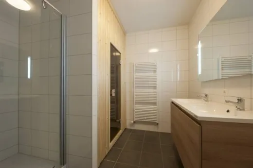 Moderne badkamer in 1 van de ruime appartementen