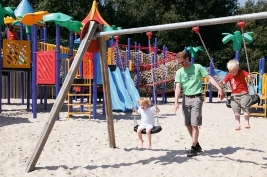 Kinderen vermaken zicht in de speeltuin
