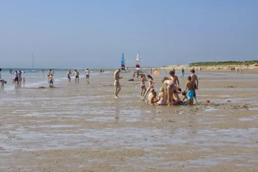 Kinderen vermaken zich op het strand