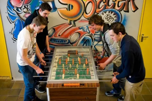 Jongeren spelen Tafelvoetbal 