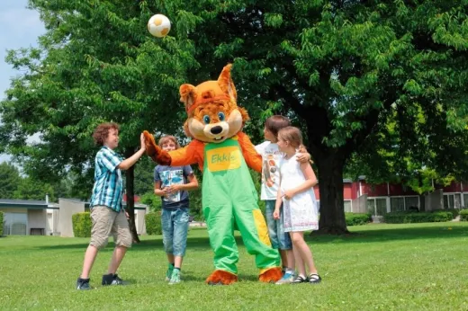 Koos Konijn vermaakt de kinderen