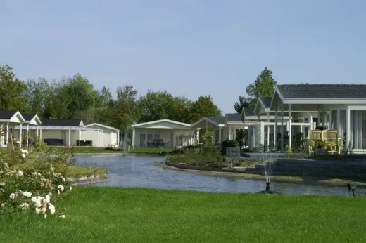 Vakantiewoningen met terras aan het water