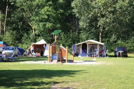 Speeltuin in de buurt van de vakantietenten