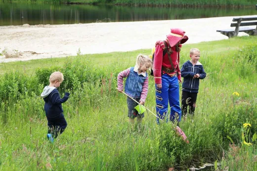 Het animatieteam vermaakt de kinderen