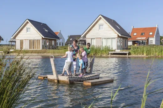 Kinderen gaan over het water met de trekvlot