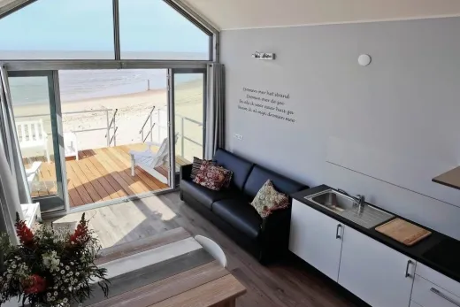 Woonkamer met keuken in 1 van de strandhuisjes