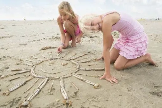 Kinderen spelen op het strand
