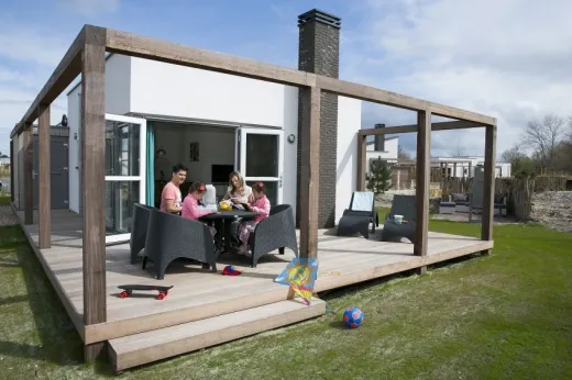 Gemeubileerd terras bij 1 van de vrijstaande duinvilla's