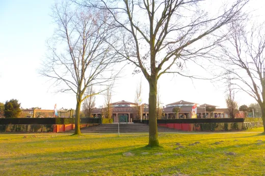 Zicht op het parkcentrum van Landal Stroombroek vanaf de recreatieplas