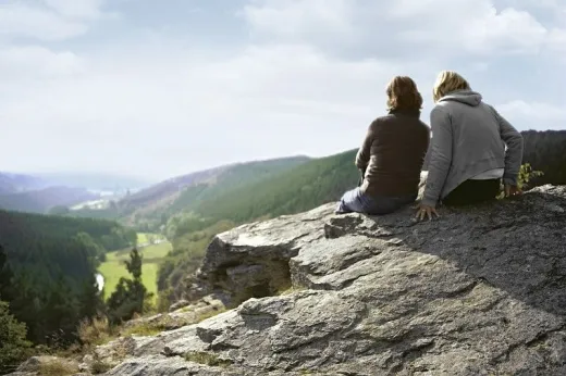 Stel kijkt uit over het landschap