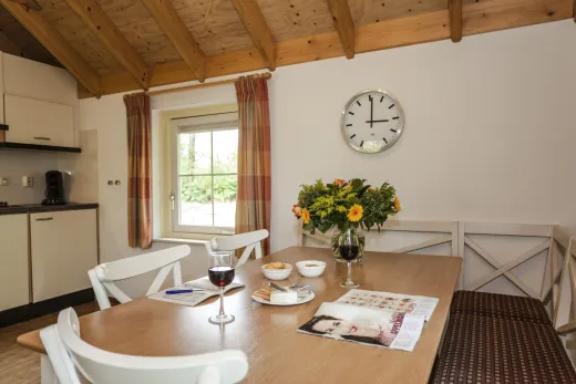 Keuken met eethoek in 1 van de bungalows
