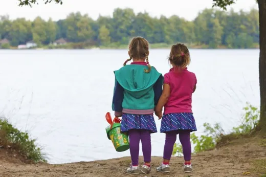 Kinderen kijken over het water