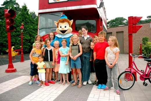 Kinderen ontmoeten de grote kindervriend van het park