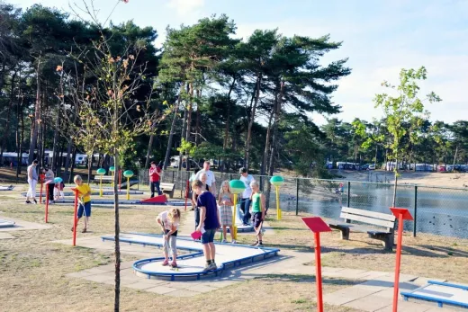 Midgetgolfen op het park
