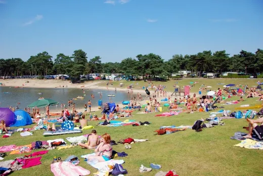 Het centrale meer met strand