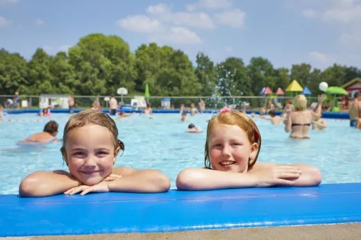 Kinderen vermaken zich in het buitenzwembad