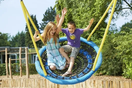 Kinderen spelen in 1 van de speeltuinen
