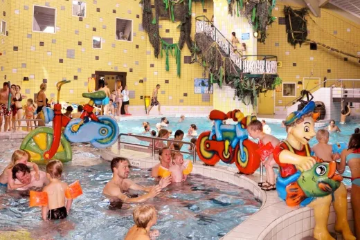 Samen met je kinderen zwemmen in het subtropisch zwembad