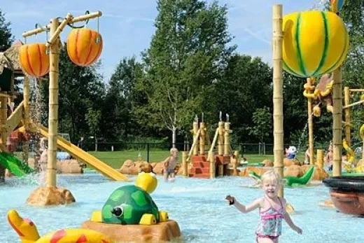 Kinderen spelen in het waterspeeltuin