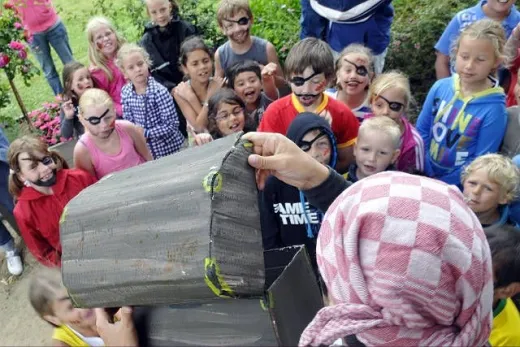 Het animatieteam vermaakt de kinderen