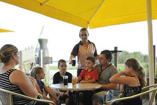 Met je gezin eten op het terras bij het restaurant