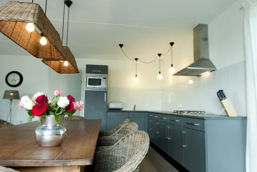 Keuken met eettafel in 1 van de villa's