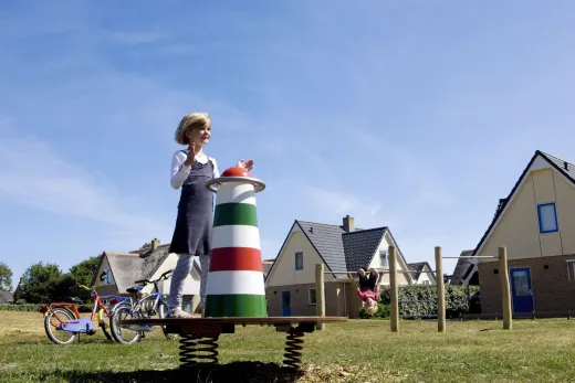 Kinderen spelen in 1 van de speeltuinen