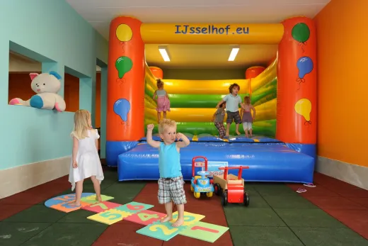 Kinderen spelen in de boerderij