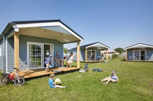 De achterkant van 1 van de chalets 