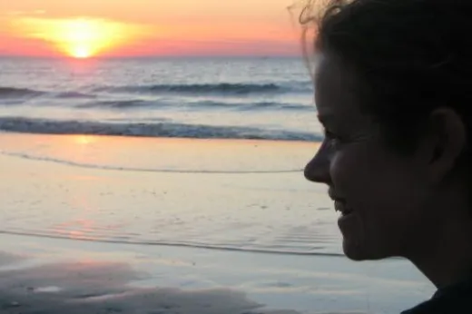 Geniet van zonsondergang op het strand