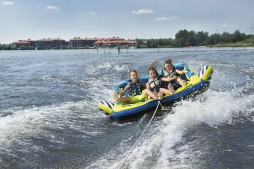 Kinderen varen over het Veluwemeer