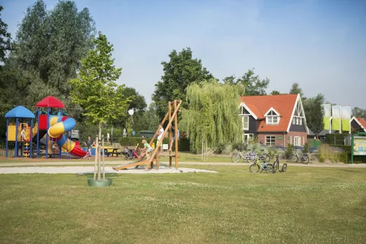 Speeltuin tussen de bungalows