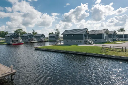 Vakantiewoningen gelegen aan het Sneekermeer