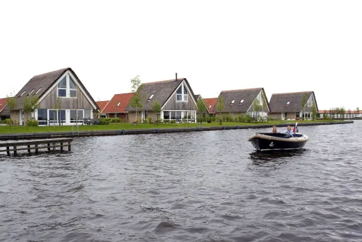 Mensen varen over het water
