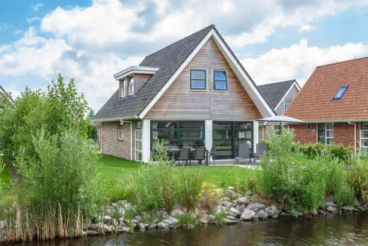 Het terras bij 1 van de waterwoningen