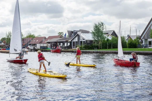 Kinderen vermaken zich op het water