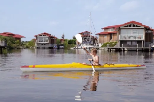 Kanoen op het Burgermeer langs de watervilla's