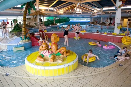 Kinderen vermaken zich in het overdekte zwembad