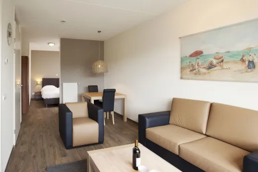 Woonkamer met eethoek in 1 van de appartementen