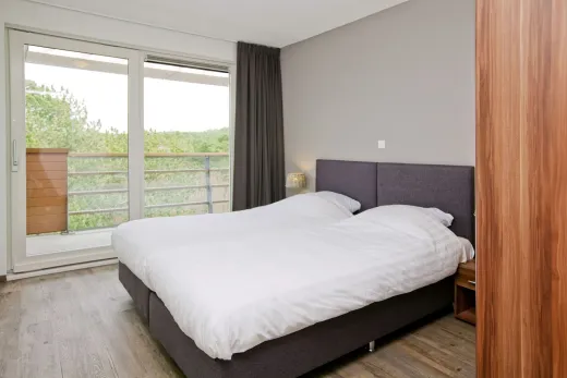 2 persoons slaapkamer aan de kant van het balkon