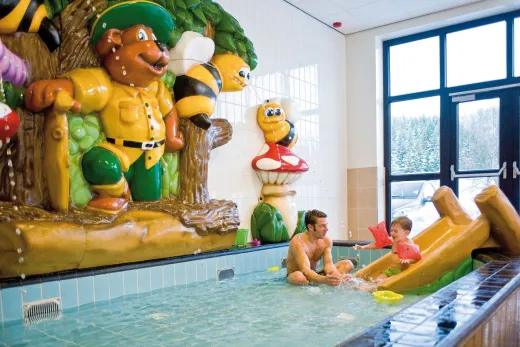 Laat de allerkleinste spelen in het peuterbad