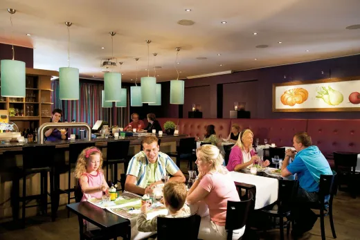 Mensen eten in het restaurant op Landal Wirfttal