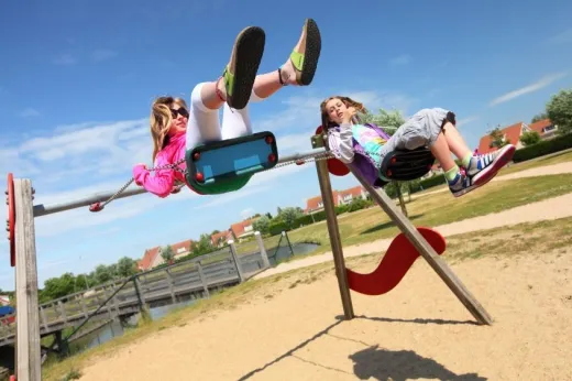 Kinderen spelen in de speeltuin